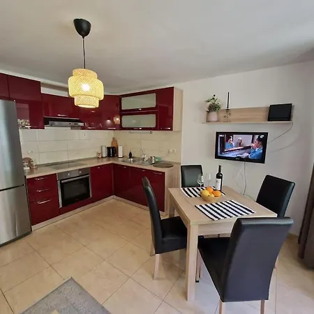 Cozy Mimi In The Center Of Split