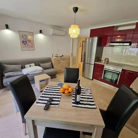 Cozy Mimi In The Center Of * Split