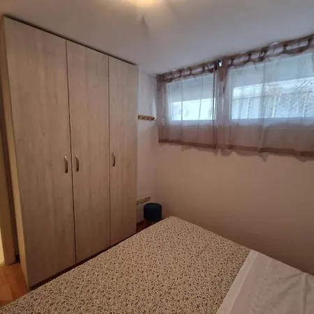 Cozy Mimi In The Center Of * Split