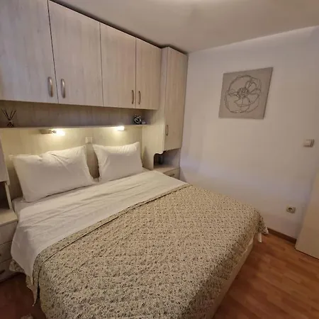 Cozy Mimi In The Center Of Split